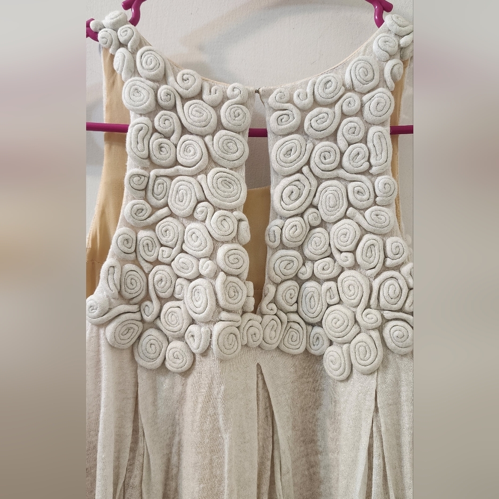 Elegant Cream Dress with Floral Accents - Picture 6 of 9